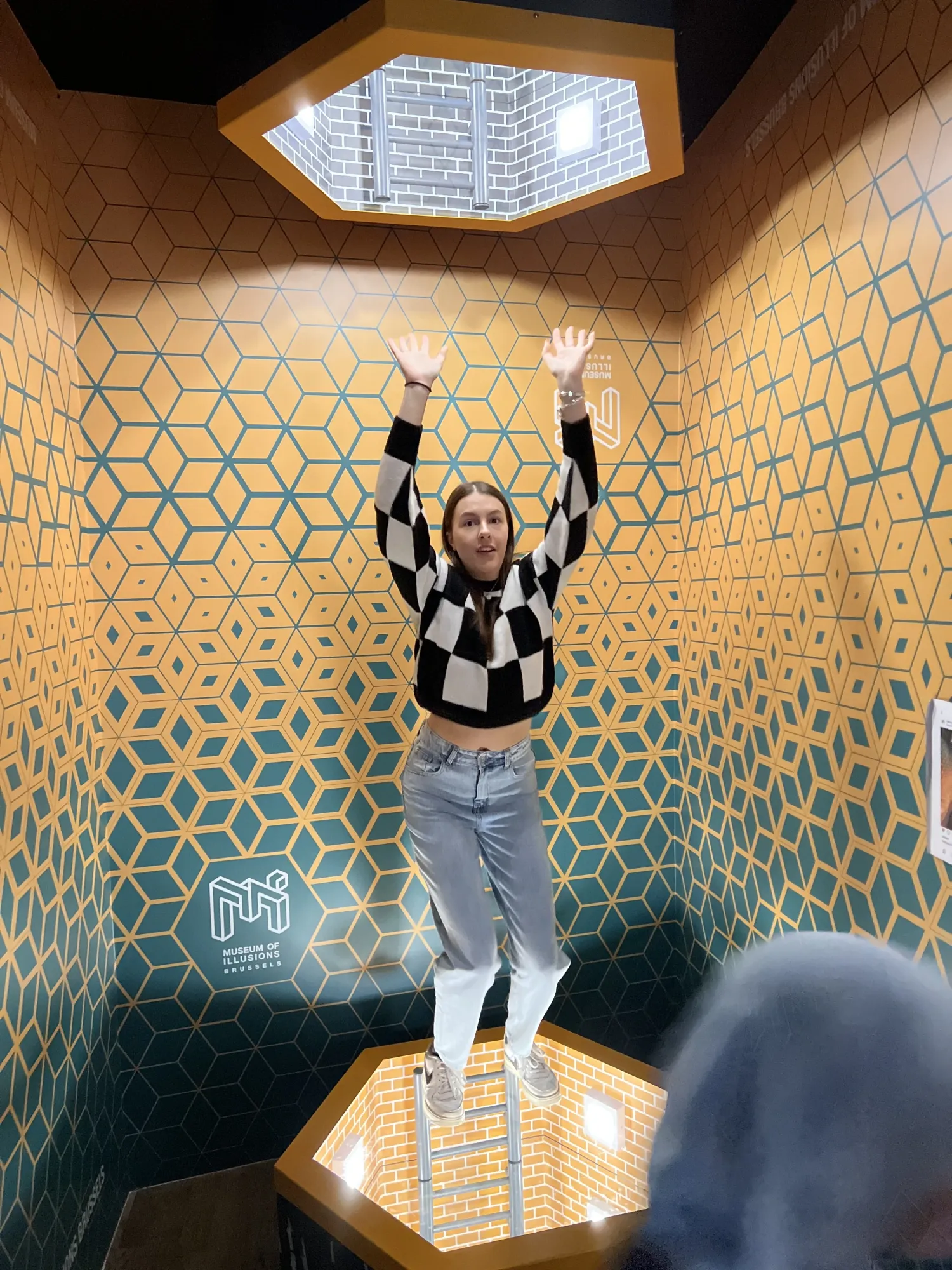 Museum of Illusions: jump photo moment